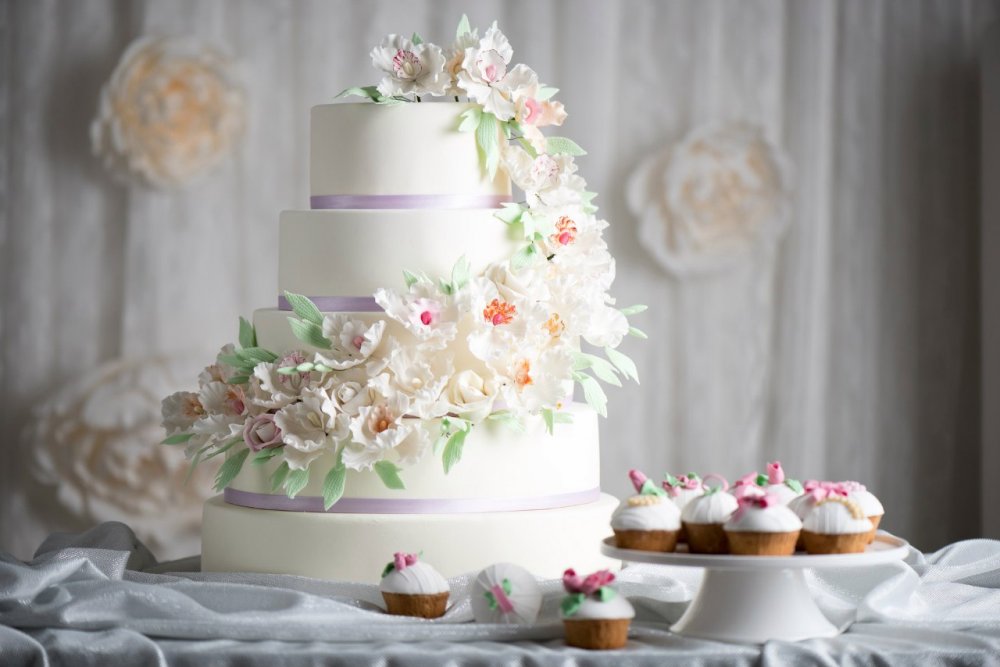 Фантастический свадебный с каскадом из цветов ручной работы и милые капкейки