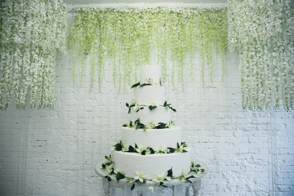 Торт мечта .Множество ярусов ,украшенных мелкими завитками в технике айсинг того же цвета ,что придаёт фактурности дизайну , а нежные живые цветы делают торт романтичным и нежным ,под стать невесте.