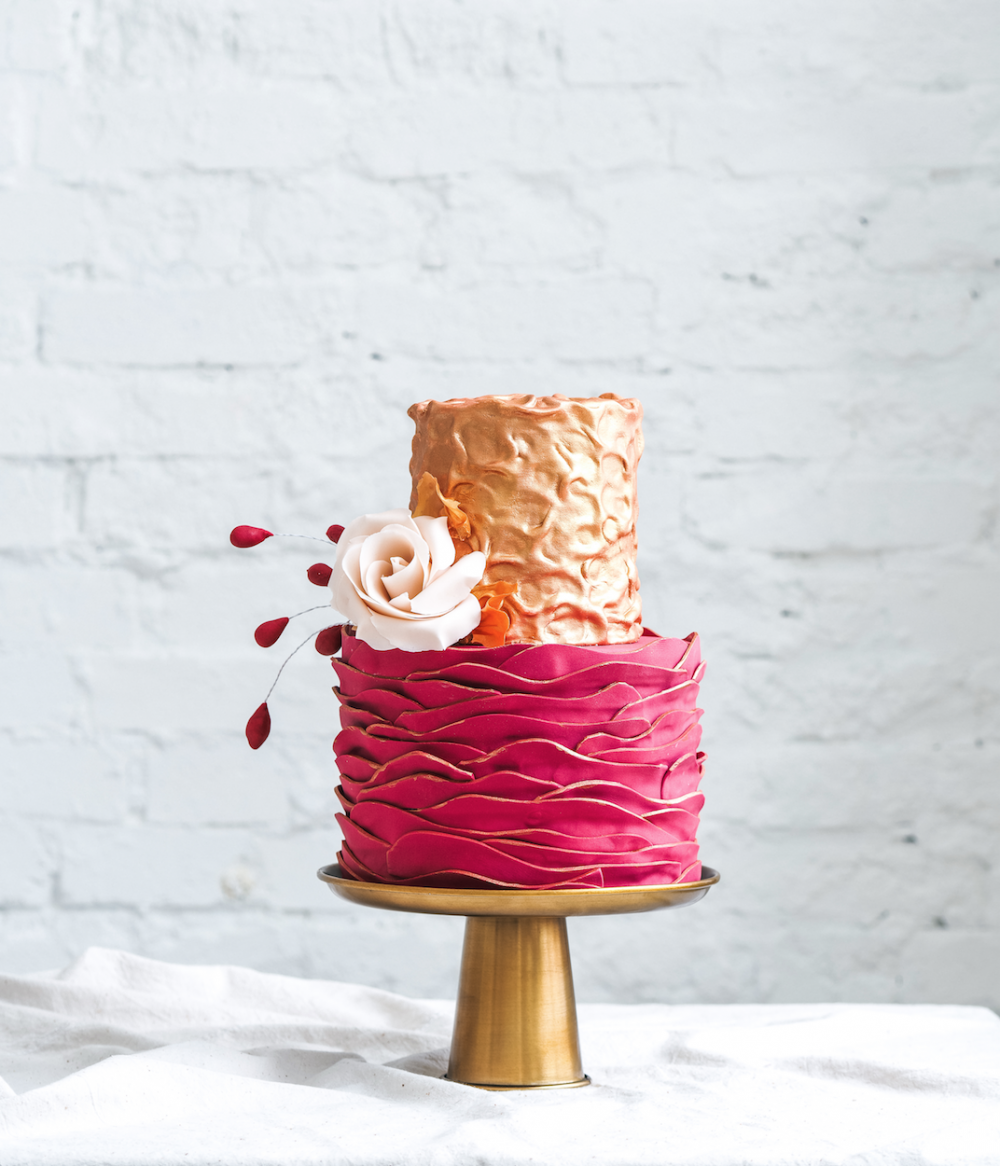 Стильный гофрированный свадебный торт с элементами в модном стиле -металлика ,украшенный мастичной розой.