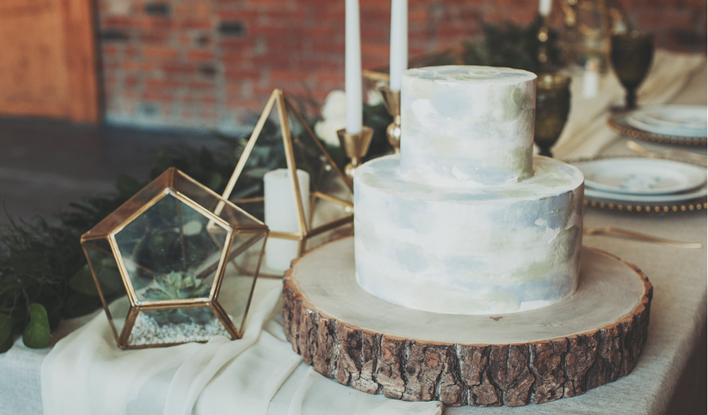 Стиль бохо благодаря загадочности и свободе ,в свадебной индустрии выходит на высший уровень востребованности . Свадебный торт в стиле бохо должен быть без особого пафоса , а натуральная фактура дерева ,зелени и камня ,придаёт особый ,неповторимый шик. 