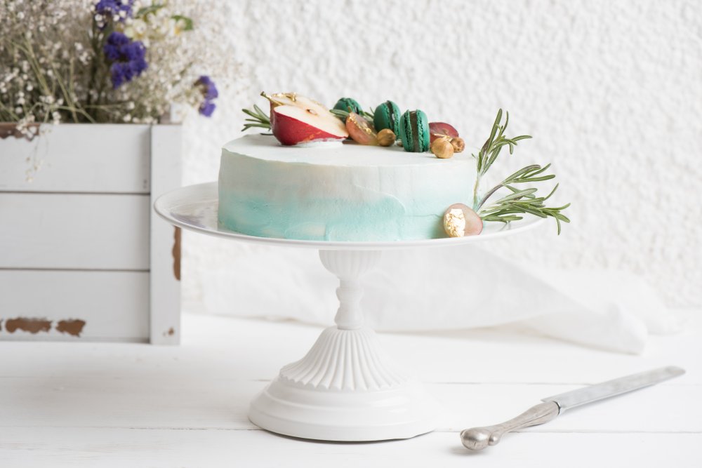 Кремовый торт с эффектом Омбре оформленный фруктами. . Wedding cake with Ombre effect decorated with fruit and macarons, Cream cake with Ombre effect decorated with fruit.original wedding cake with fruit and macarons