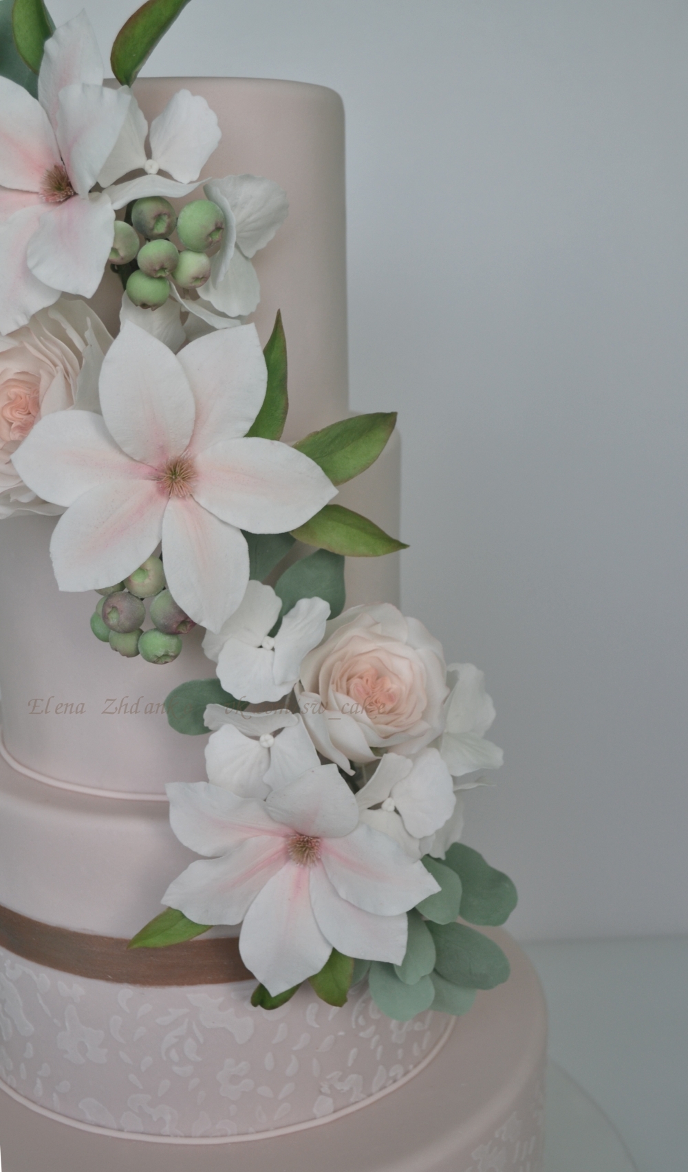 Сахарные цветы в декоре торта.