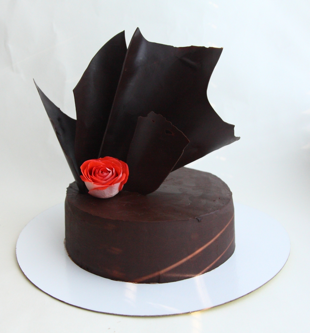 Бисквитный торт с шоколадным декором