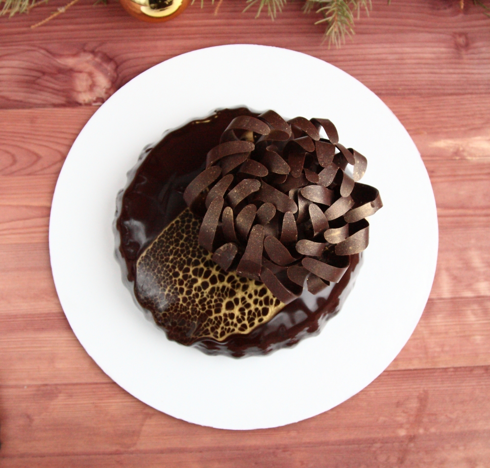 Муссовый торт с шоколадным декором