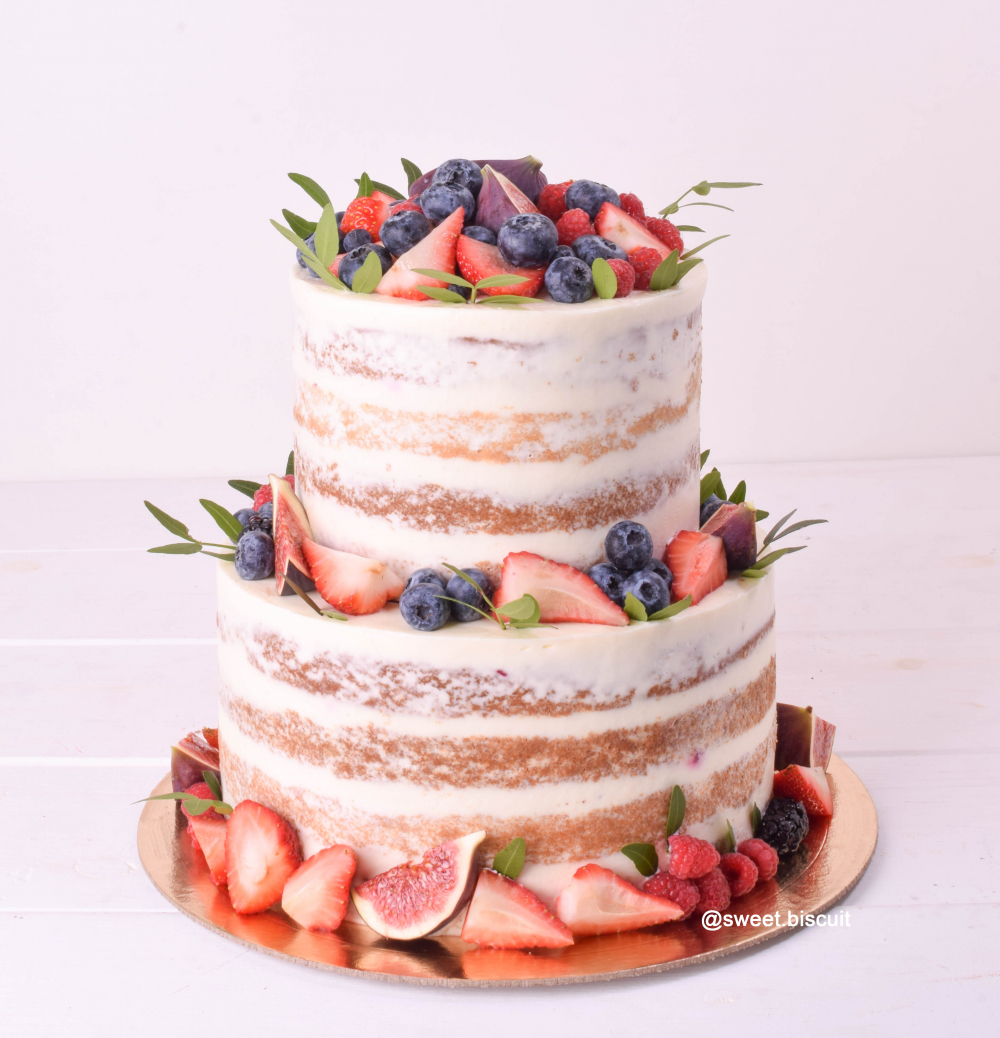 Свадебный торт с фруктами и ягодами