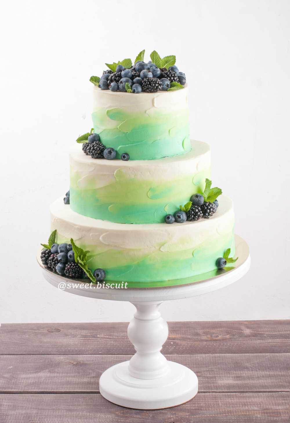 Свадебный торт с ягодами