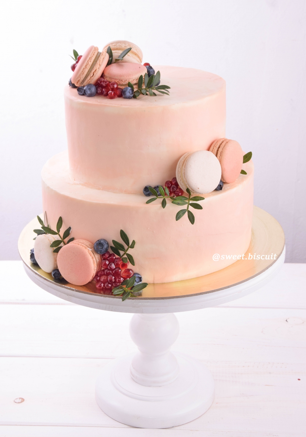 Свадебный торт с ягодами и макаронс