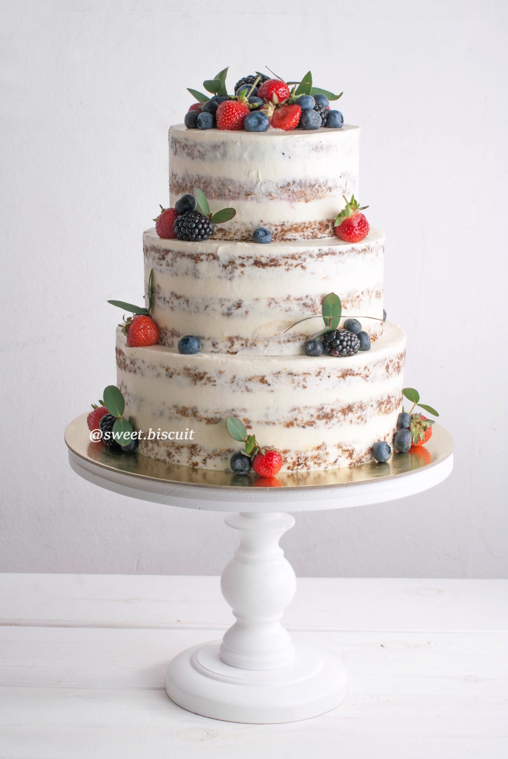 Свадебный торт открытый с ягодами