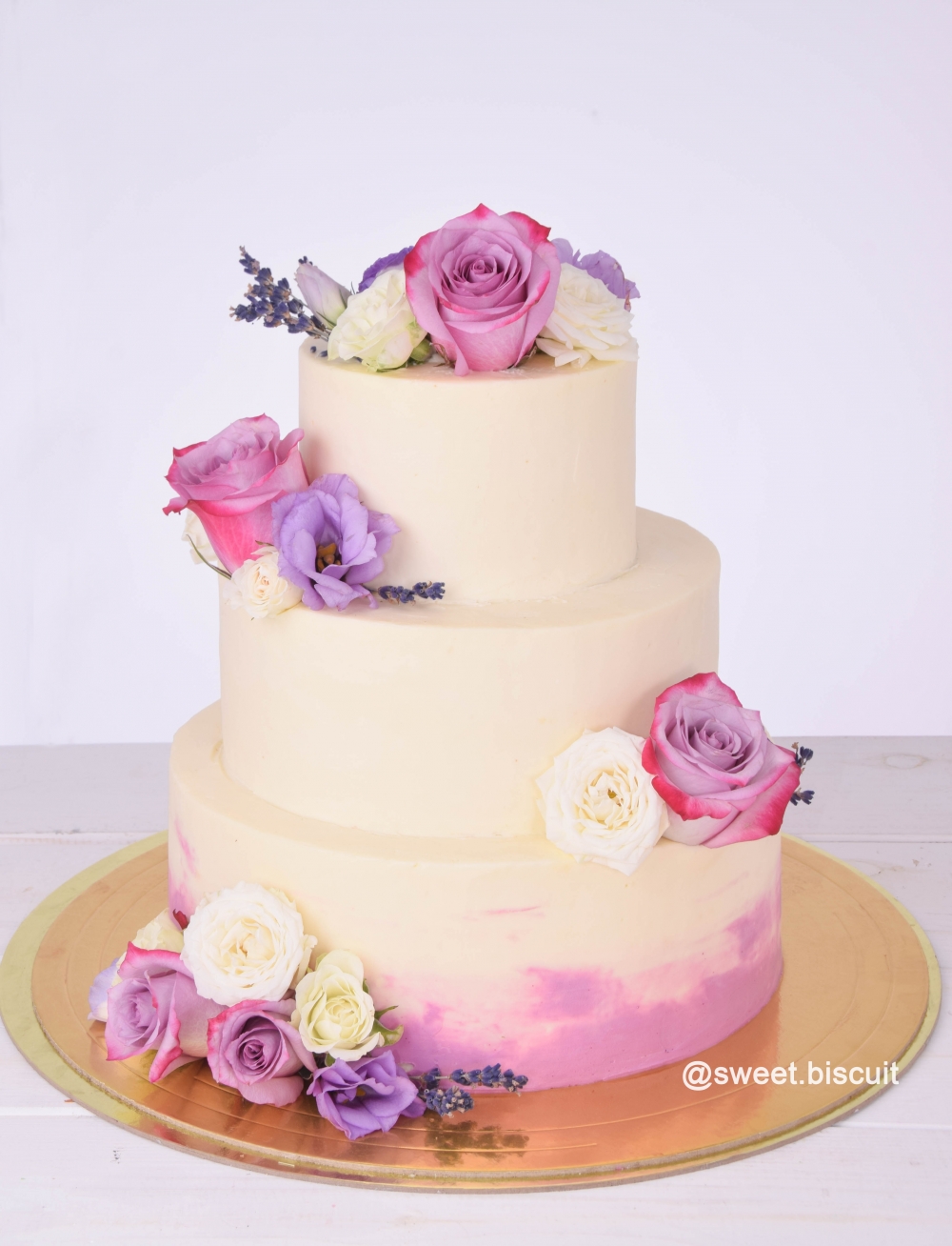 Свадебный торт с живыми цветами