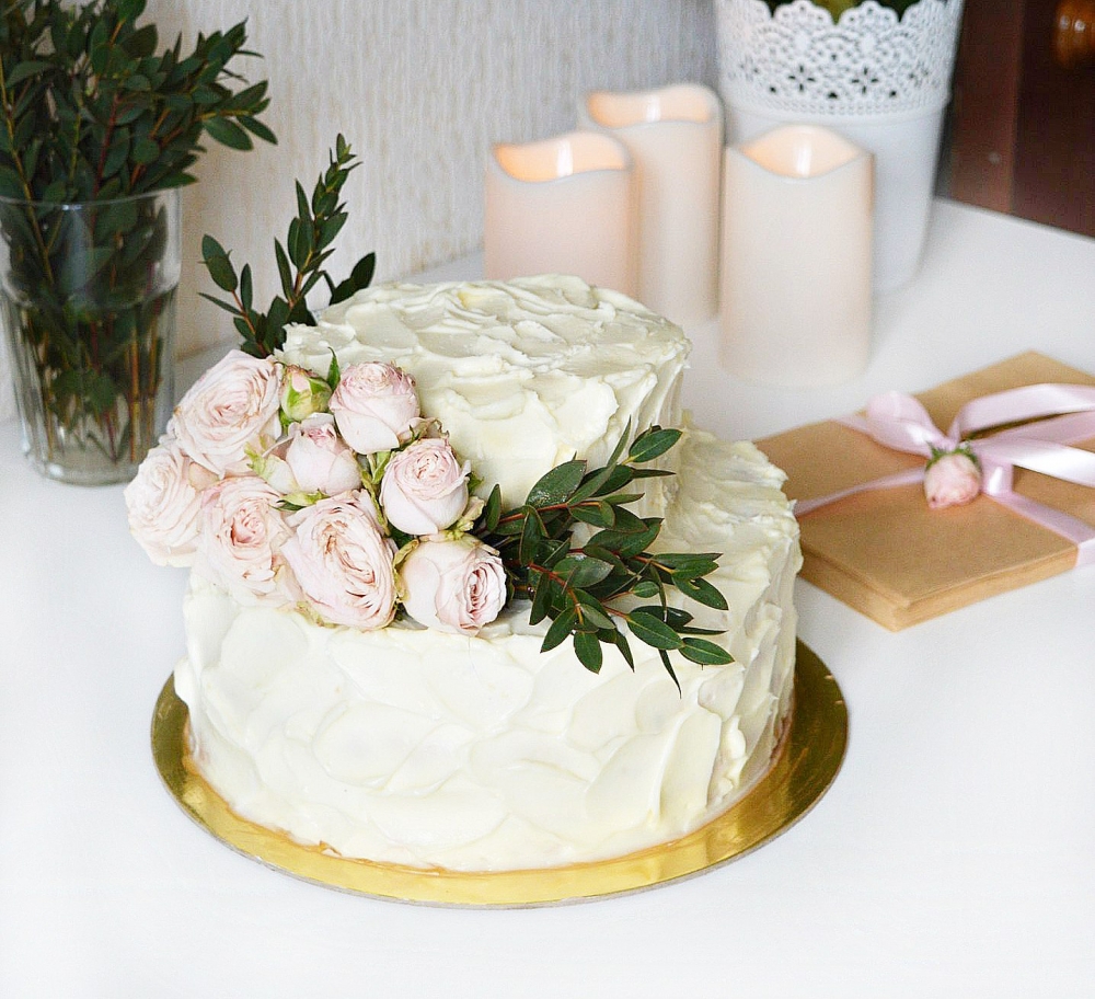Украсить торт живыми. Украшение торта живыми цветами. Торт с цветами. Торт украшенный цветами живыми. Украшение свадебного торта живыми цветами.