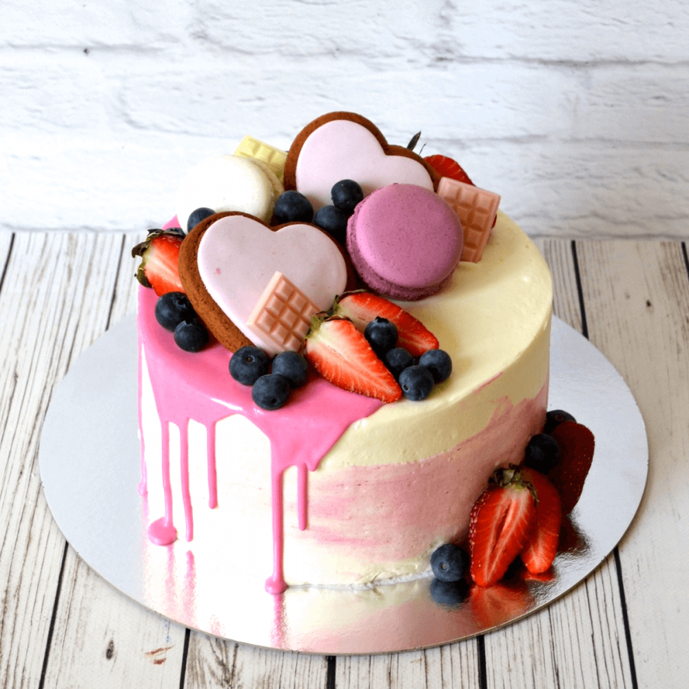birthday cake, торт с макаронс и ягодами, розовый торт с макарунами,  муссовый торт украшение, муссовый торт, торт без мастики, Свадебный торт  Москва