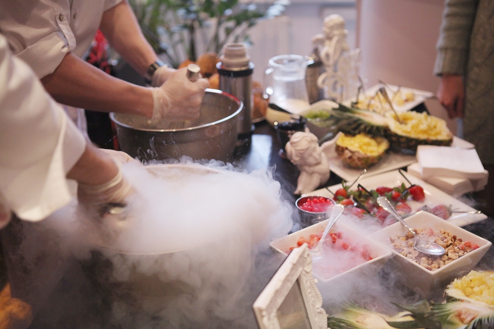 С помощью жидкого азота так готовился сорбет на одном из праздников.