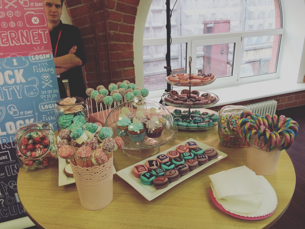 На пирожные можно нанести любую надпись или изображение.