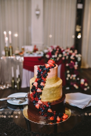 Этот потрясающий торт станет прекрасным завершением вашей свадьбы в стиле современная элегантность.