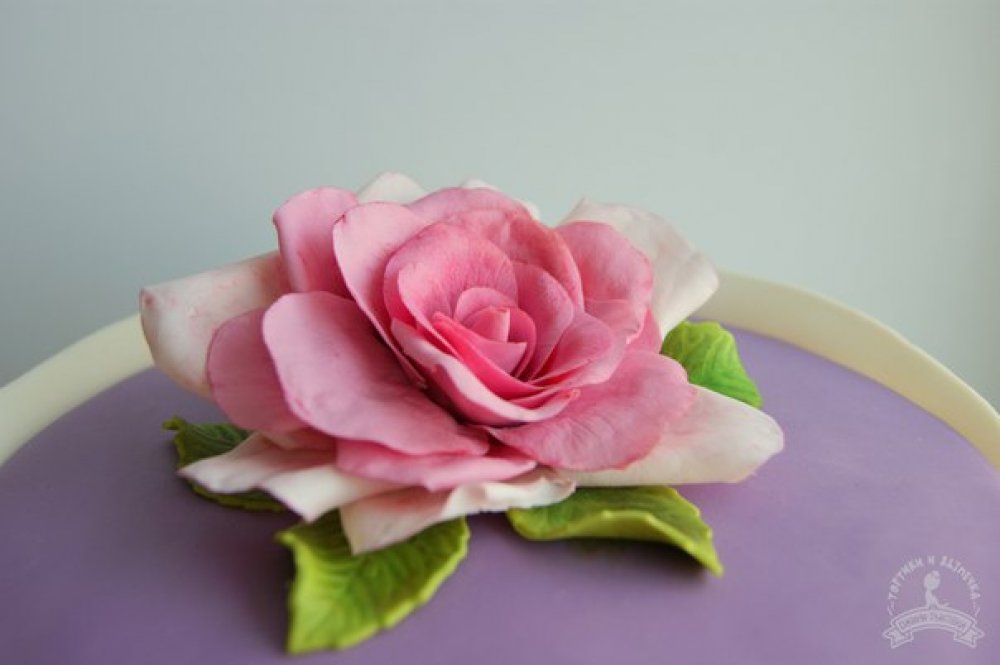 Сахарная роза ручной лепки