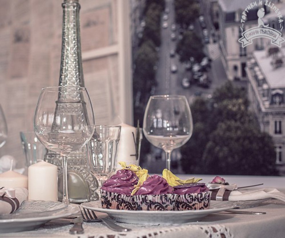 Капкейки с цветами ручной лепки