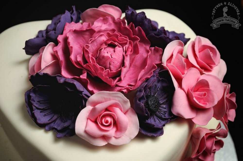 Свадебный торт "Цветочная россыпь". Пион, розы и анемоны собраны в нежную и в то же время яркую цветочную композицию!