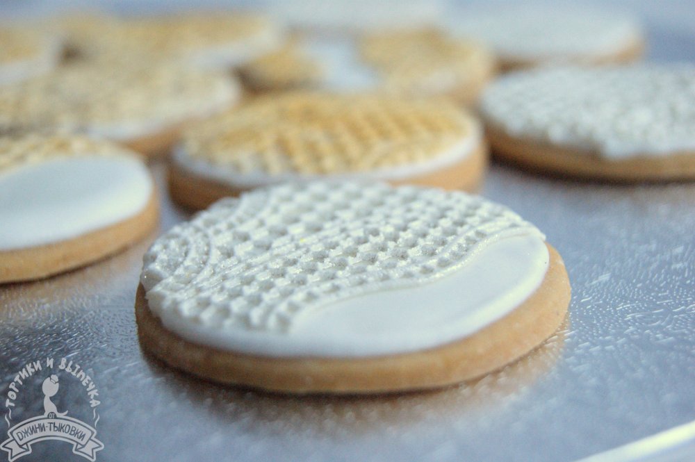 Свадебное печенье со съедобным сахарным кружевом