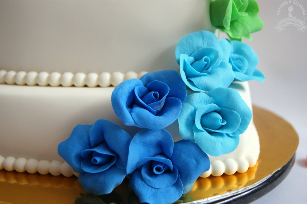 Розы, ручной лепки.