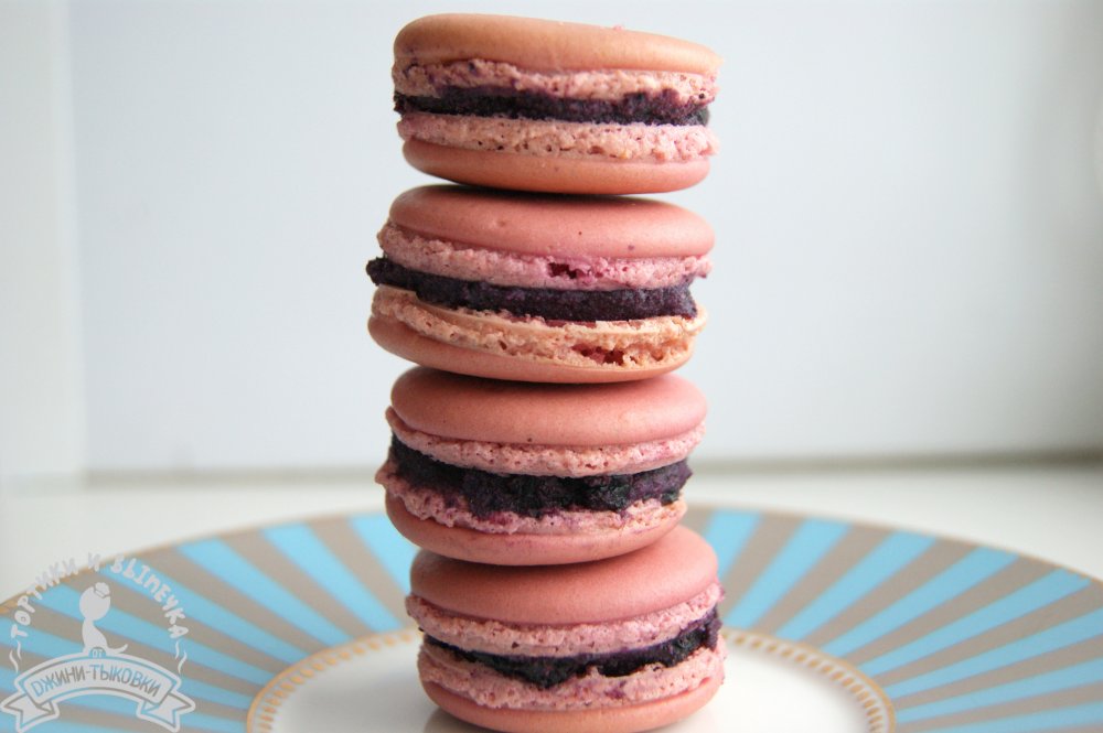 Черничные макаронс