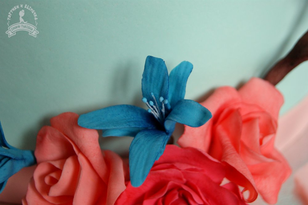 Персиковые и коралловые пионы и розы, яркие и удивительные бирюзовые цветы и нежные веточки вишни - все в нем гармонично и прекрасно!