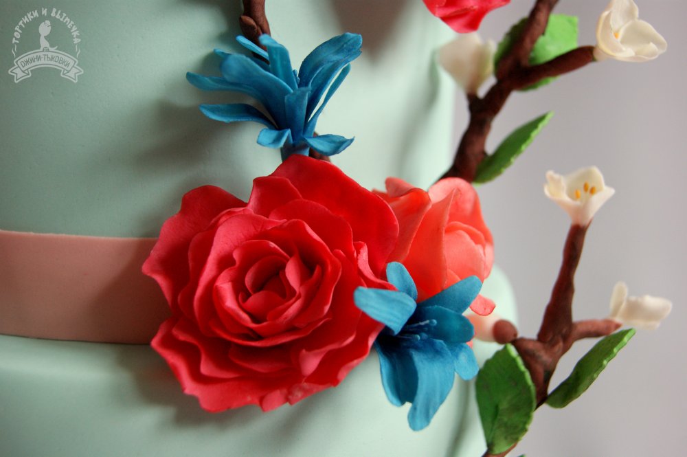 Персиковые и коралловые пионы и розы, яркие и удивительные бирюзовые цветы и нежные веточки вишни - все в нем гармонично и прекрасно!