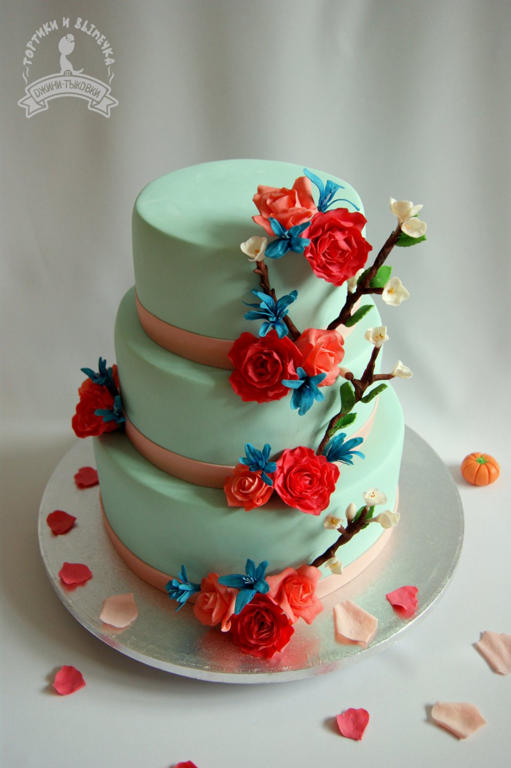 Персиковые и коралловые пионы и розы, яркие и удивительные бирюзовые цветы и нежные веточки вишни - все в нем гармонично и прекрасно!