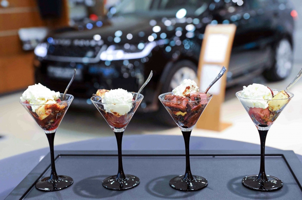 сладкий десерт с черничным мороженым