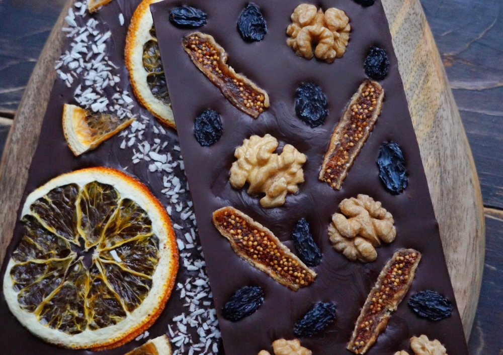 Темный шоколад 70% с апельсинами и плитка с грецким оехом, финиками и изюмом