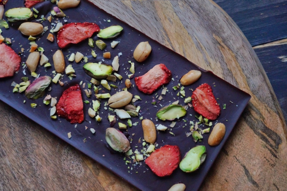 Темный шоколад 55% с фисташкой, арахисом и клубникой