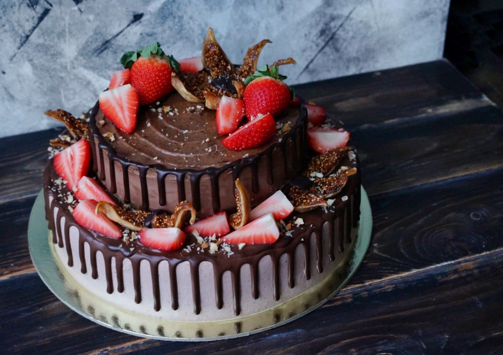 Двухъярусный торт. Нижний ярус - Сникерс, верхний - вегетарианский шоколадно-карамельный