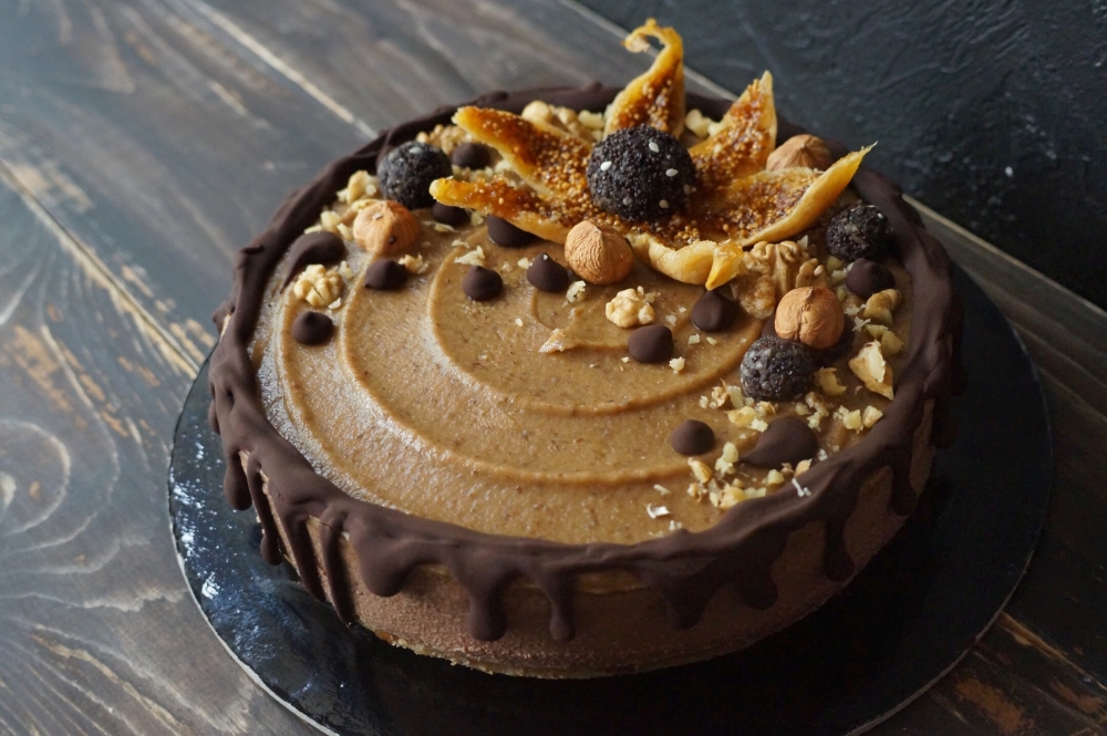 Сыроедческий шоколадно-карамельный торт