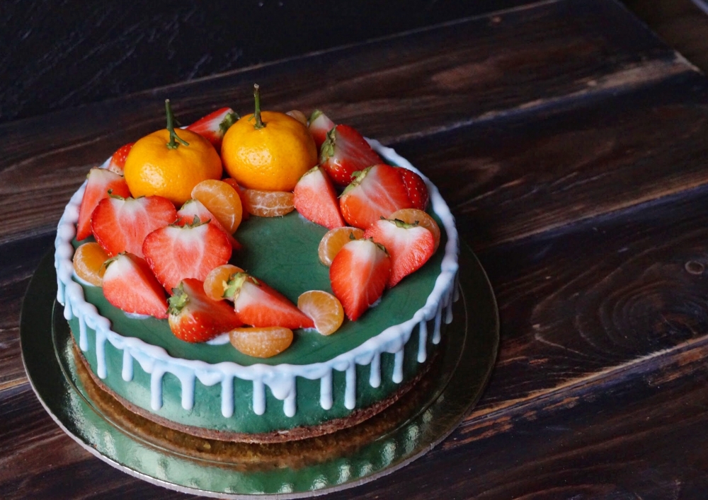 Вегетарианский кешью-кейк с клубнично-ананасовой начинкой и спирулиной