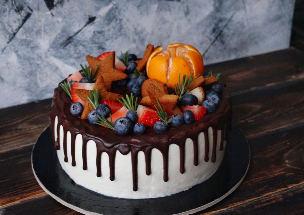 Легкий ванильный бисквитный торт с клубничной начинкой и творожно-сырным кремом