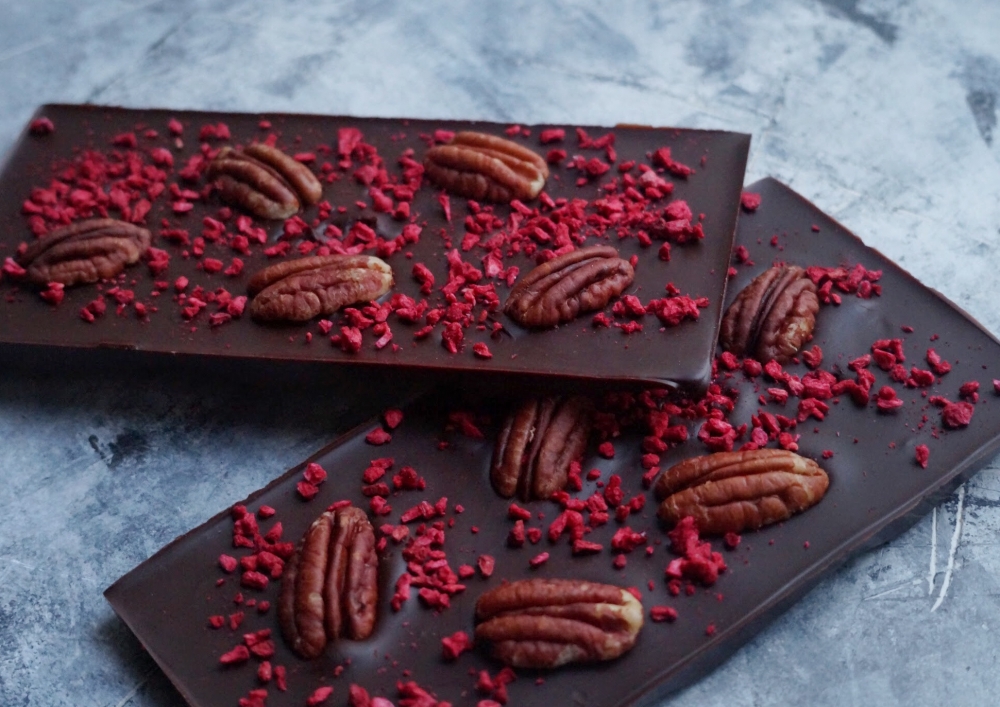 Темный шоколад 55% с орехом пекан и сублимированной малиной