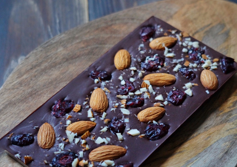 Темный шоколад 55% с миндалем и клюквой