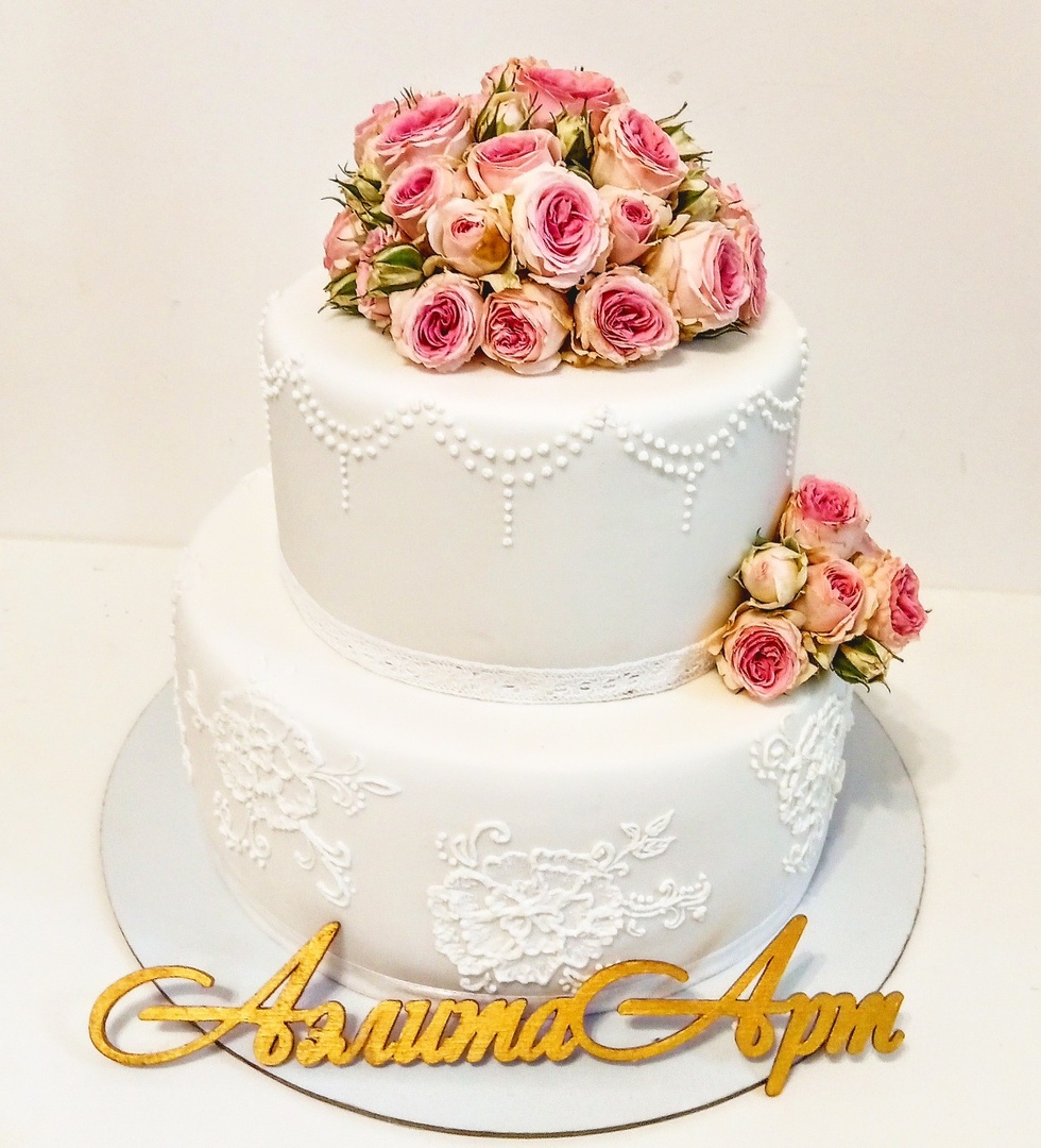 Торт с живыми цветами