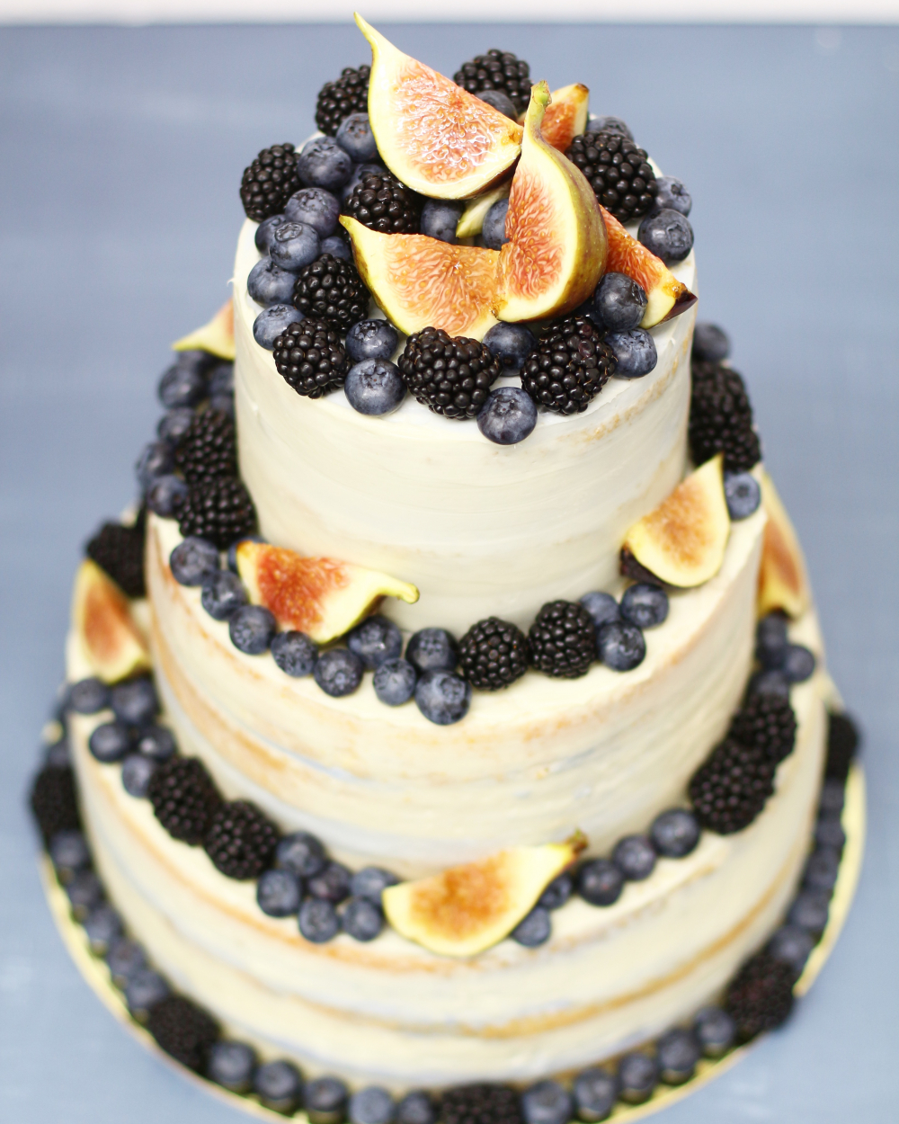 Бисквитный трехярусный торт с ягодным декором