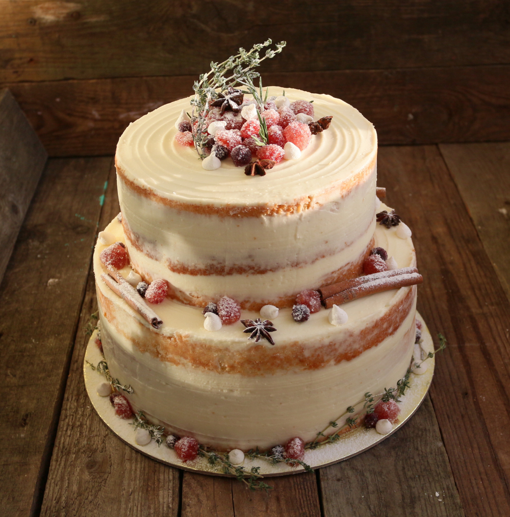 Бисквитный двухярусный торт с ягодным декором