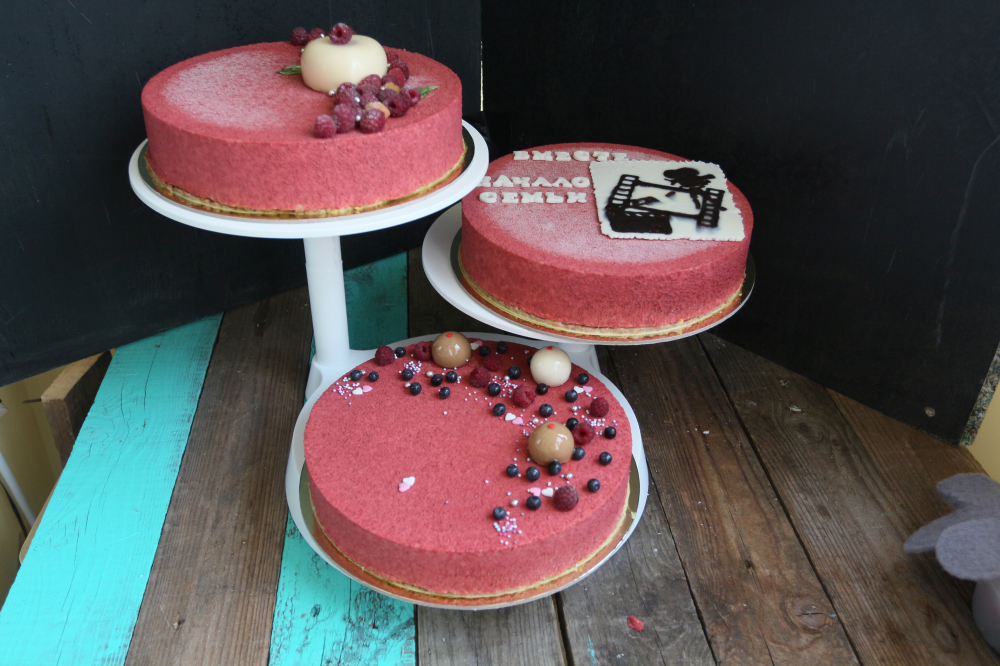 Муссовые торты на ярусной подставке