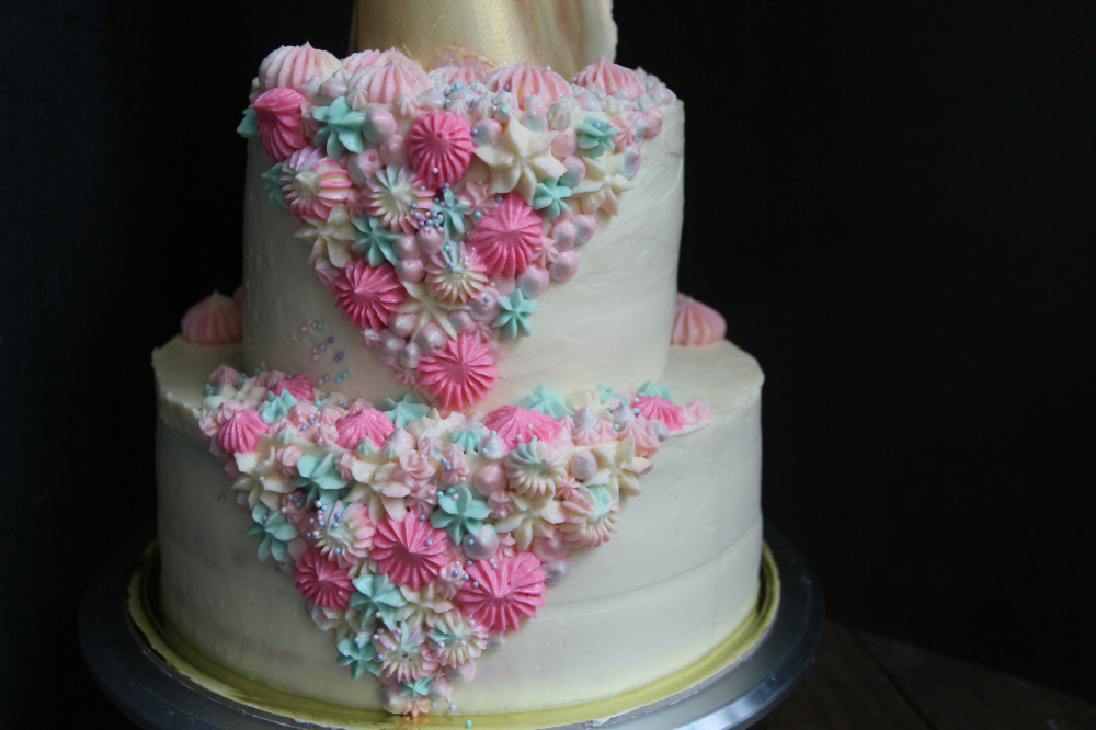 Бисквитный двухярусный торт, декор кремом