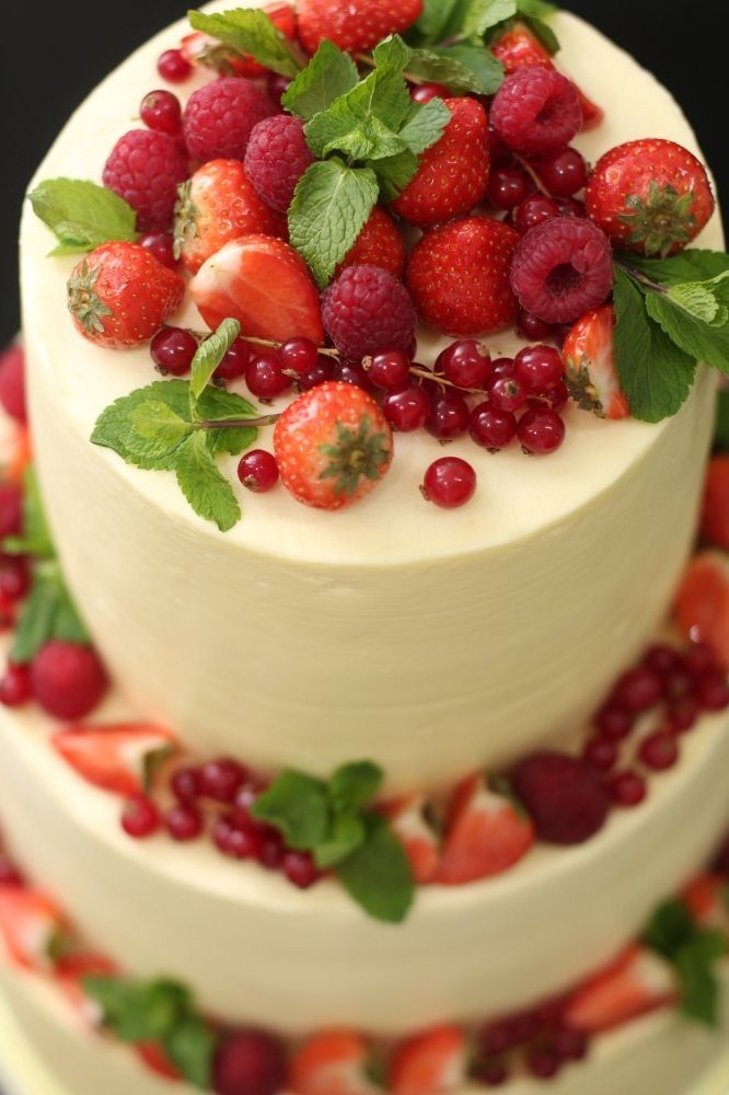 Трехярусный бисквитный торт с ягодным декором