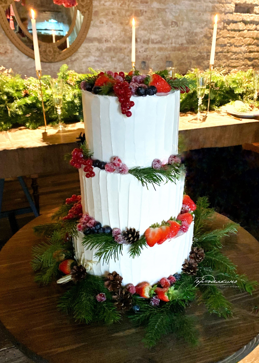 Зимний свадебный торт с ягодами - идеальный выбор для свадьбы в эко-формате в стиле бохо, Прованс или рустик. 