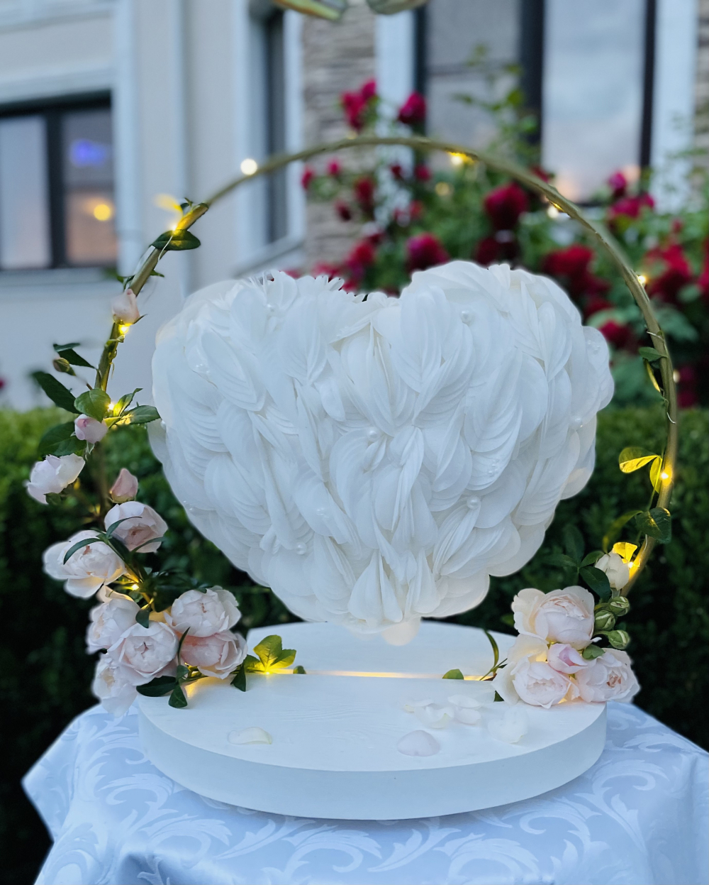 Шоу-торт «Парящее сердце» в вафельном декоре