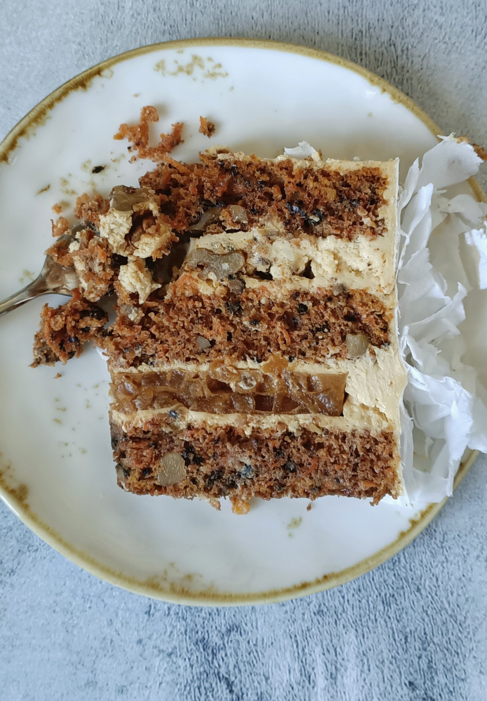 Начинка карамель, груша, грецкий орех, сыр Дор-Блю, морковные бисквиты со специями и карамельный крем