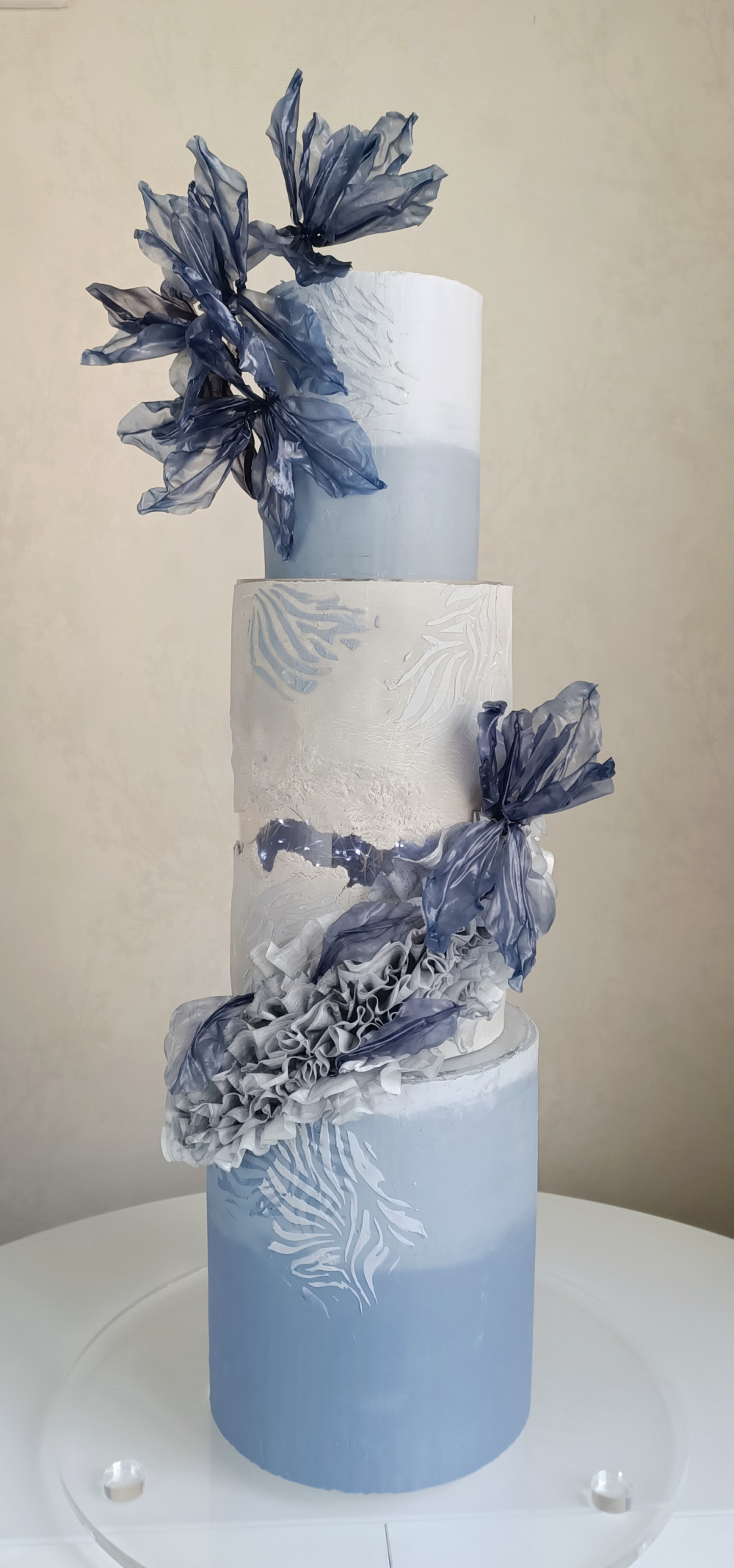 Торт с исполнением прозрачного яруса с подсветкой внутри