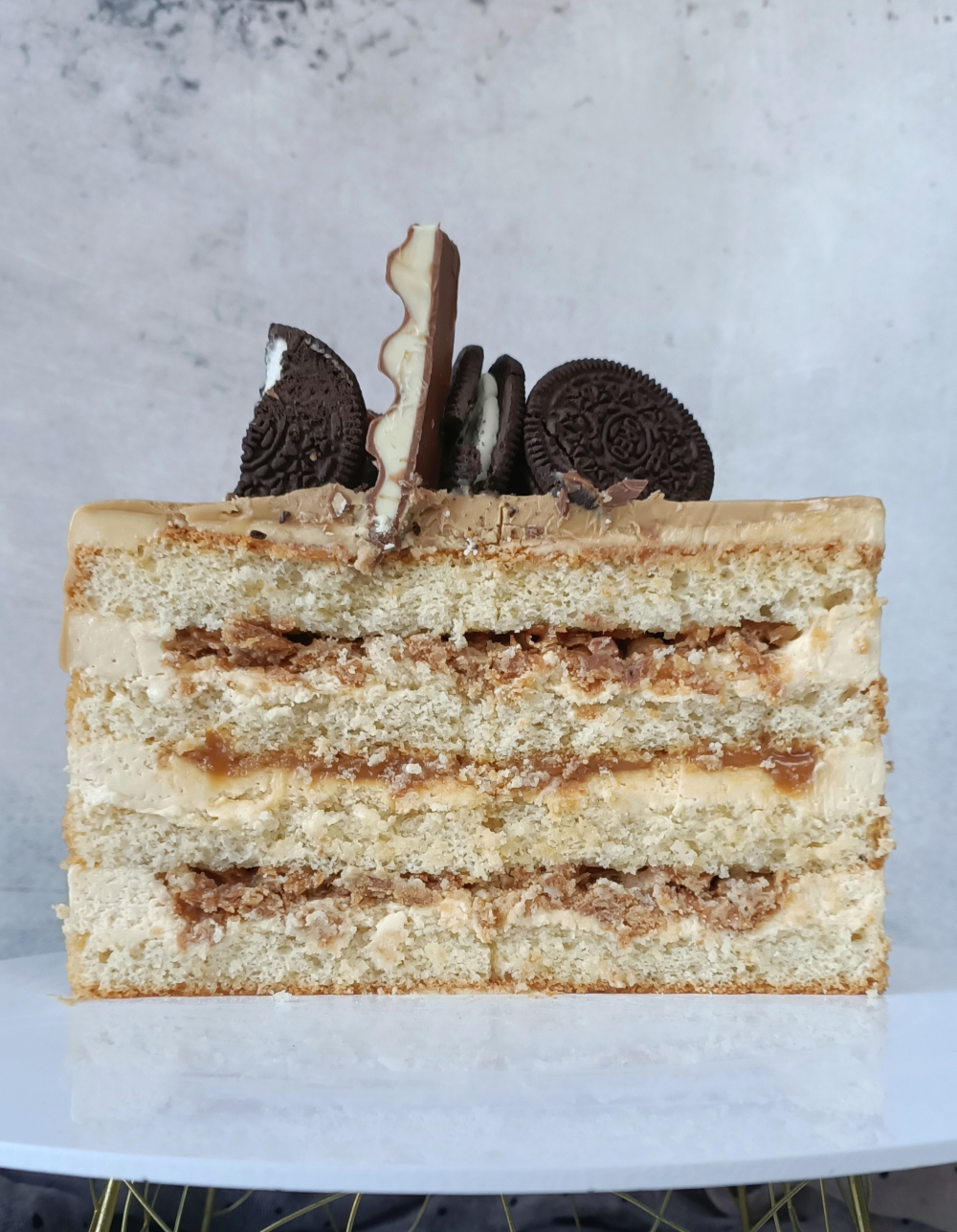 Начинка карамель, хрустящей слой с вафлей и шоколадом, сливочно-карамельный крем, миндальные бисквиты