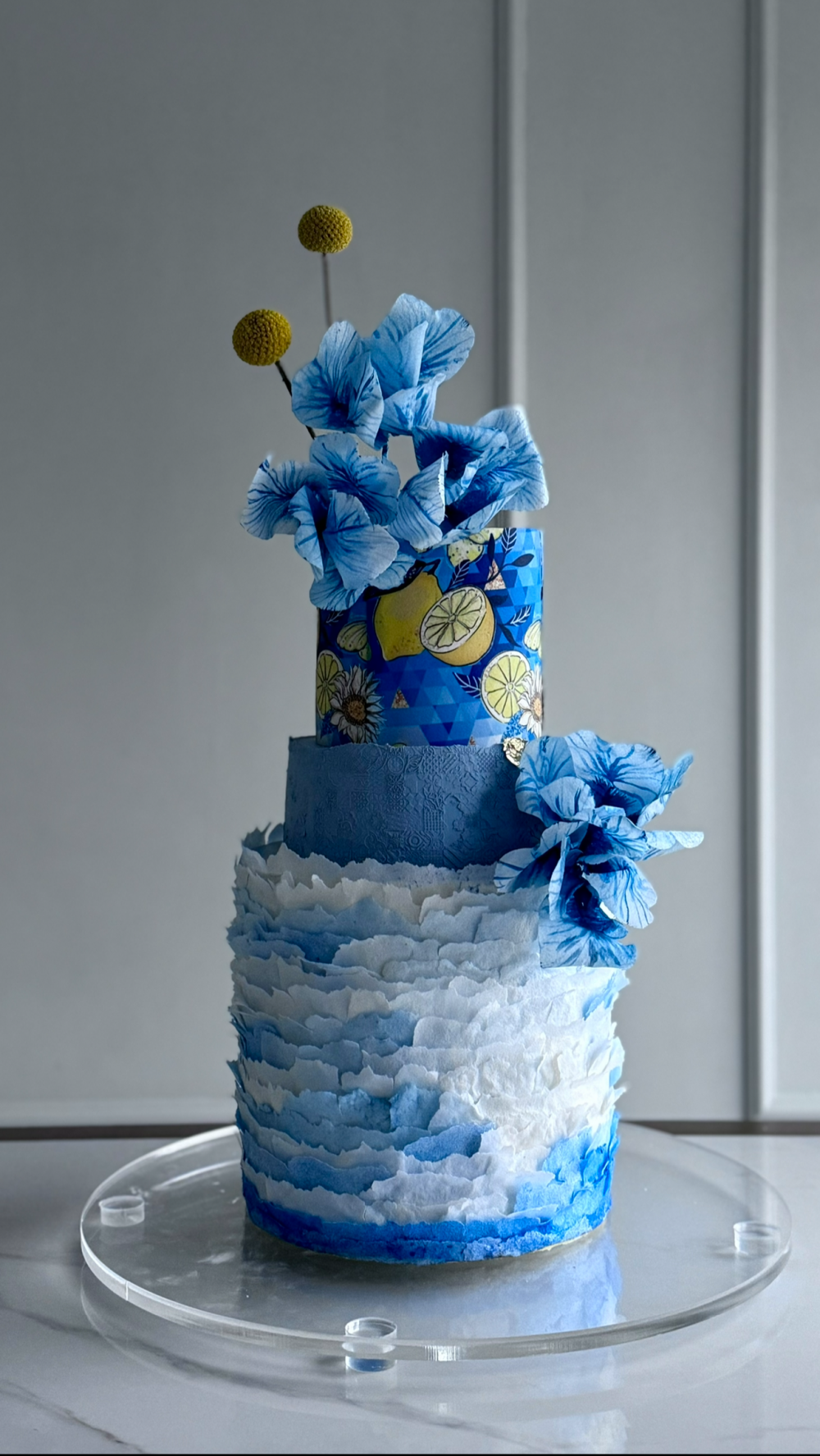 Трехярусный, яркий, сочный. Вес 7,6 кг на 38 гостей