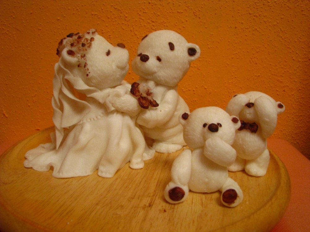 Свадьба веселых медвежат. Сахарная мастика. Может быть украшением для торта, а может быть самостоятельным произведением из шоколада
