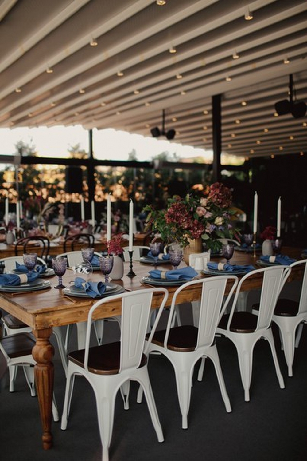 Деревянный стол с резными ножками 
В наличии: 4шт
Артикул: СТО017
Материал: дерево 
Размеры: длина 300см, ширина 110см.
Аренда: 3500р/шт